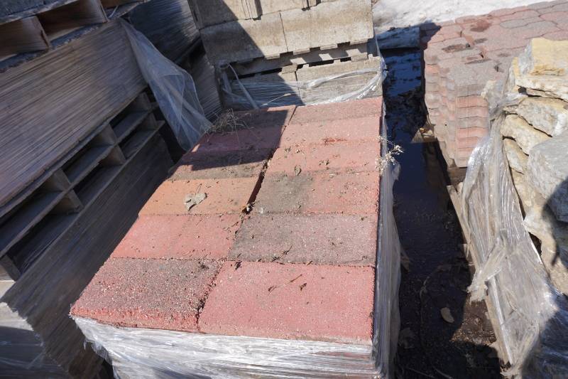 lot 43 image: 1 Full Pallet CharcoalRed Patio Pavers