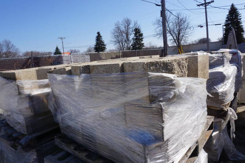 lot 44 image: 1 Full Pallet Tan Color Retaining Wall Block