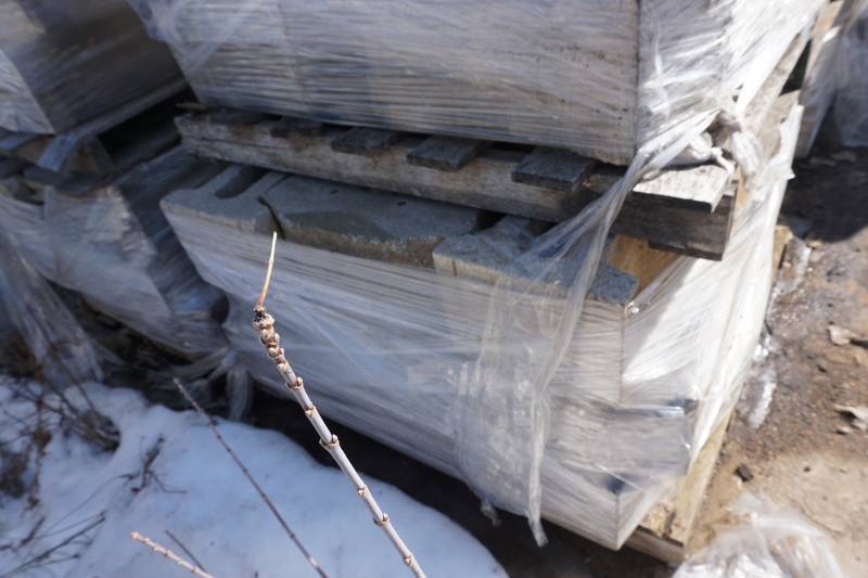 lot 45 image: 1 Full Pallet Tan Color Retaining Wall Block