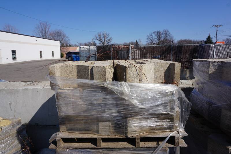 lot 46 image: 1 Full Pallet Tan Color Retaining Wall Block