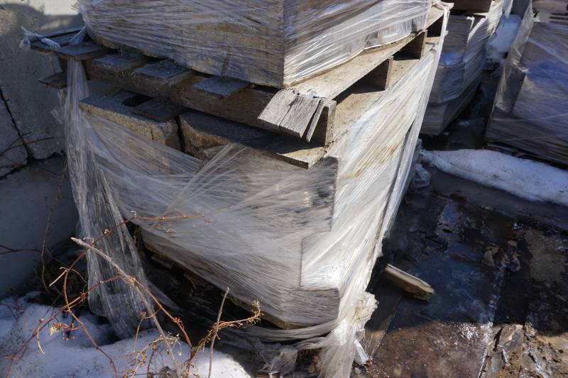 lot 47 image: 1 Full Pallet Tan Color Retaining Wall Block