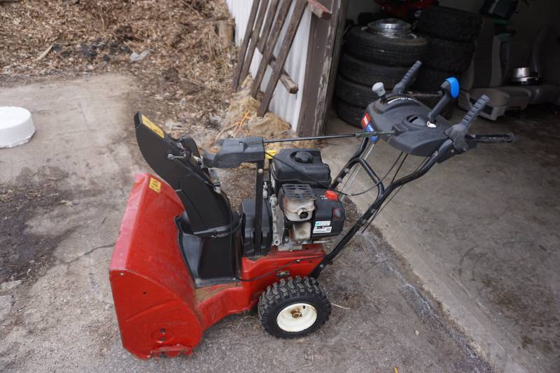 lot 7 image: Toro Power Max 826OE Snow Blower