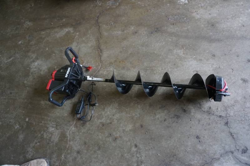 lot 9 image: Strike Master 8 Electric Ice Auger