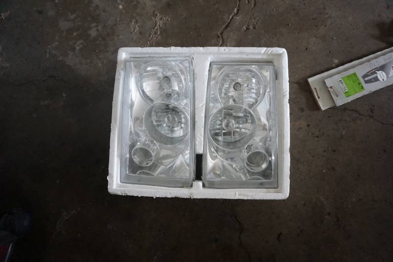 lot 18 image: Set of 2  -  1999 - 2004 Ford F-250 Head Lights