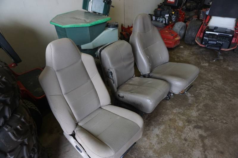 lot 17 image: Ford Super Duty Front Seat Set