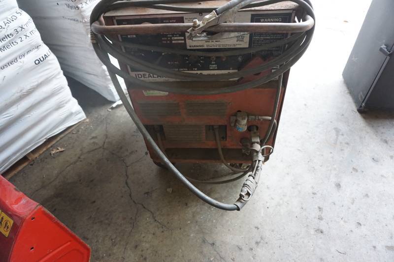 lot 5 image: Lincoln Arc Welder Ideal Arc Model SP-200 Welder On Wheeled Cart