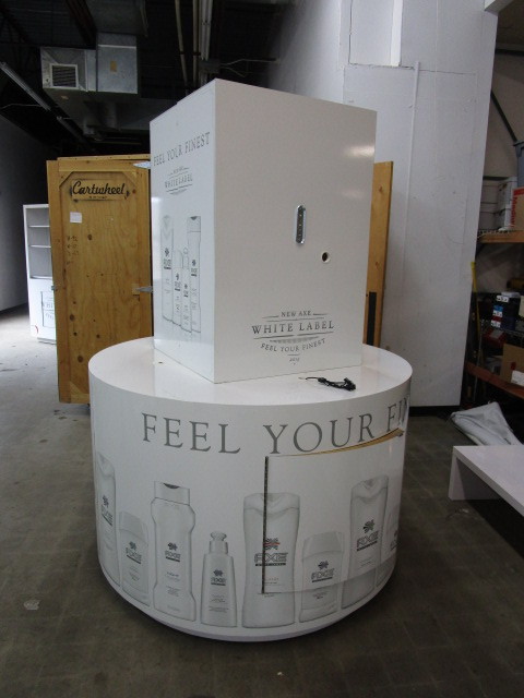 KIOSK OR POP UP STORE MARKETING DISPLAY WITH ROLLING TRANSPORT CRATE