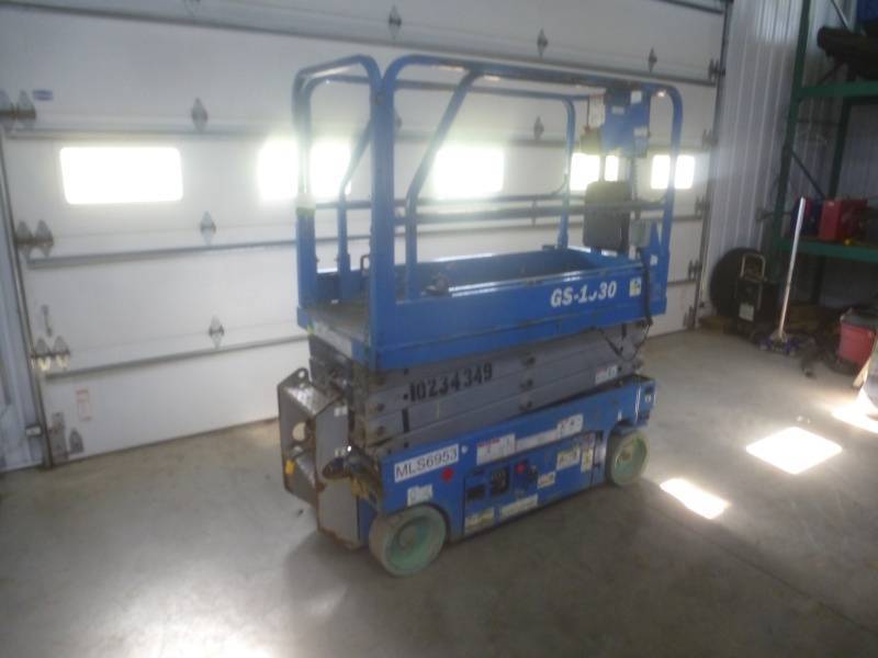 lot 5 image: 2014 Geni 1930 GS Scissor Lift