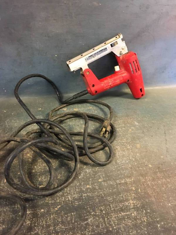 lot 32 image: Electric Brad Nailer