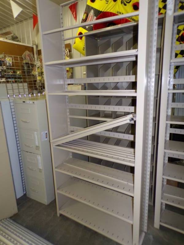 lot 16 image: Metal Shelf