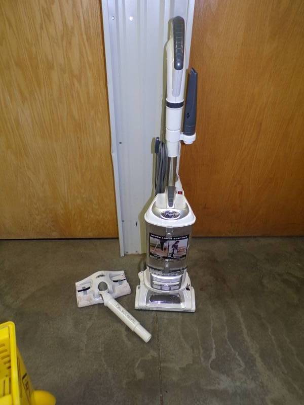lot 23 image: Shark vacuum Cleaner