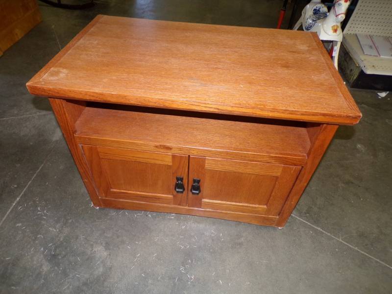 lot 28 image: TV Table