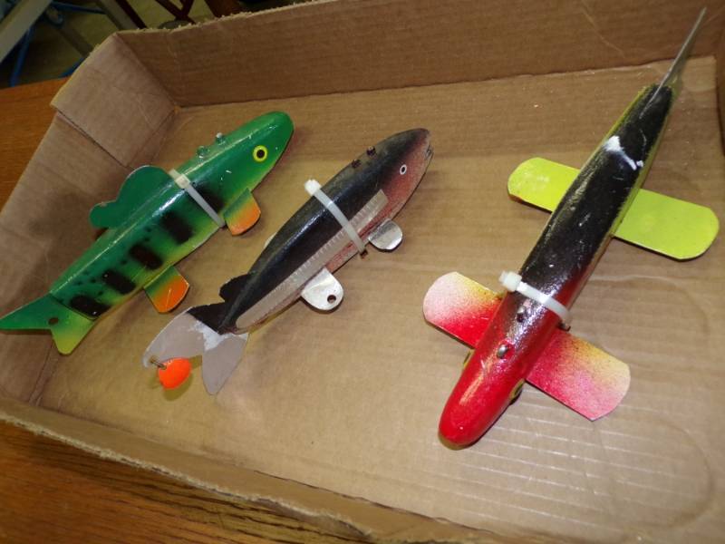 lot 37 image: 3 fishing Decoys