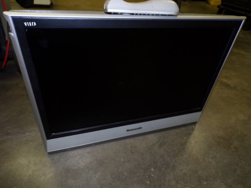 lot 41 image: 22 Flat Screen TV