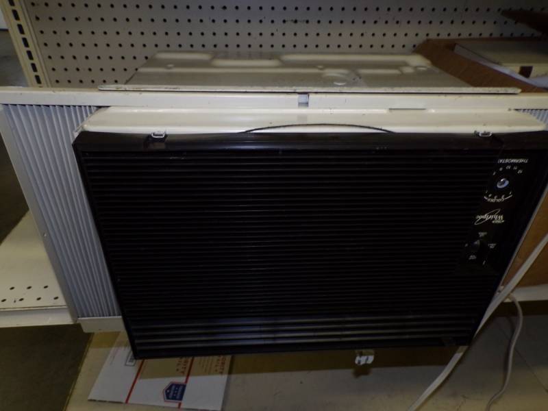 lot 43 image: Window Air Conditioner