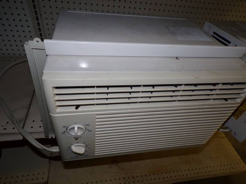lot 45 image: Window Air Conditioner