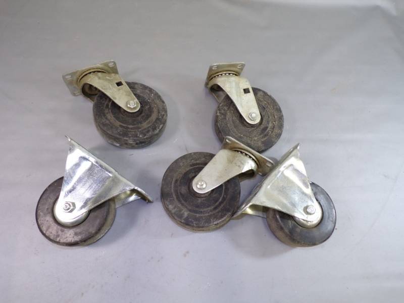 lot 58 image: Large Castors