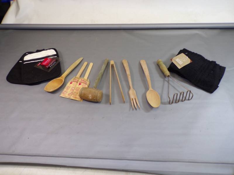 lot 91 image: Primitive wood utensils and new Towel and hot pad sets