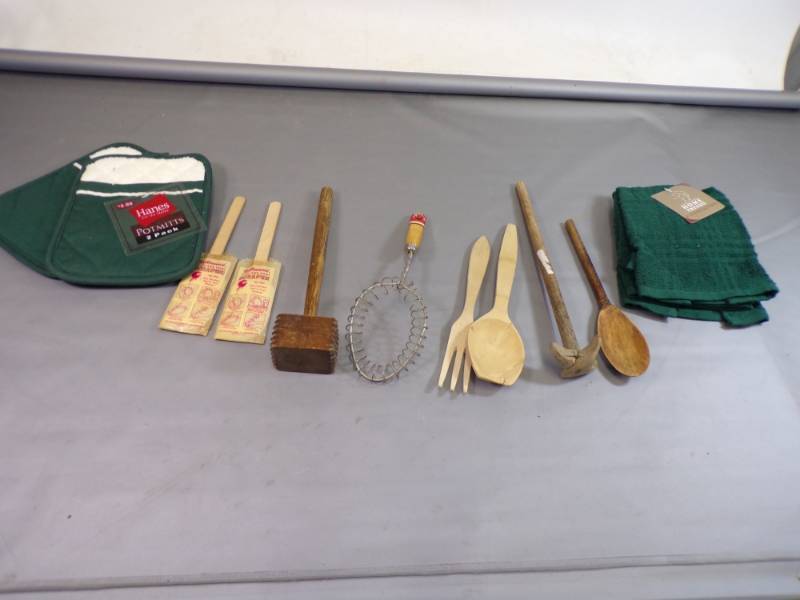 lot 92 image: Primitive wood utensils and new Towel and hot pad sets