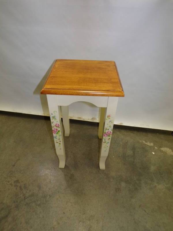 lot 100 image: Painted Table
