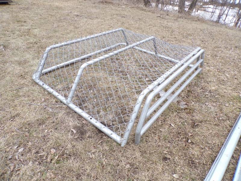 lot 122 image: Pet Kennel Truck Topper