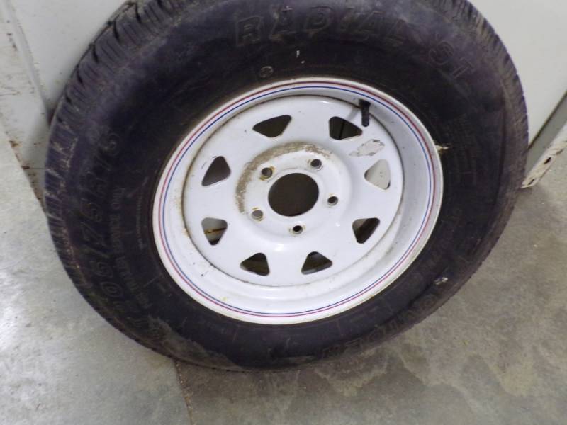 lot 129 image: Trailer Tire with Rim