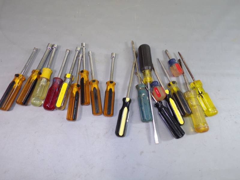 lot 139 image: Nut Drivers and screwdrivers