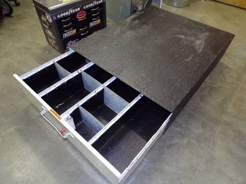 lot 132 image: Weather Guard Drawer Truck bed box with Key Model 338 PACK RAT
