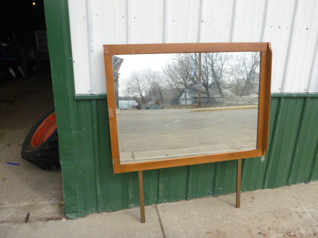 lot 27 image: Cushman Colonial Dresser Mirror
