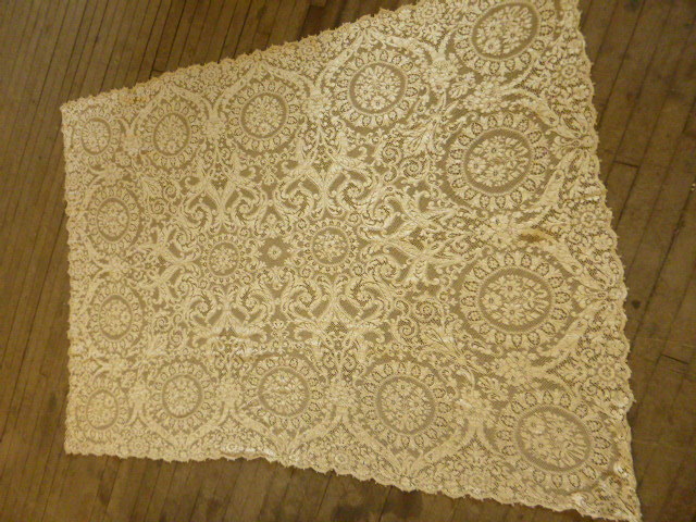 lot 82 image: Vintage Quaker Dinner Cloth Lace Table Cloth