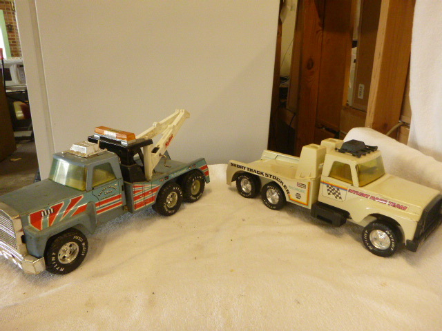 lot 86 image: 2 Nylint Trucks