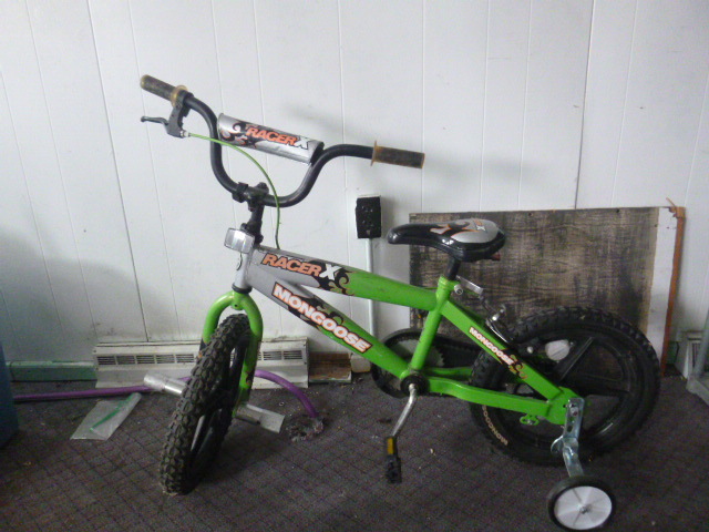 lot 33 image: Mongoose Racer X Youths Bicycle
