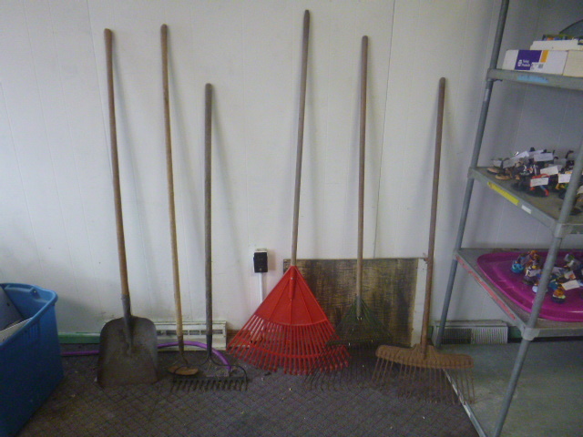 lot 47 image: Miscellaneous Yard Tools