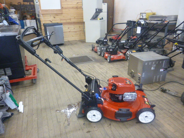lot 5 image: Toro Recycler 22 Just Check & Add Walk Behind Lawn Mower