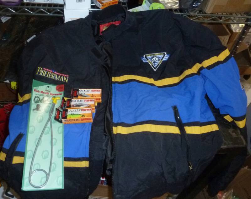 lot 49 image: New mens size Large fishing windbre...