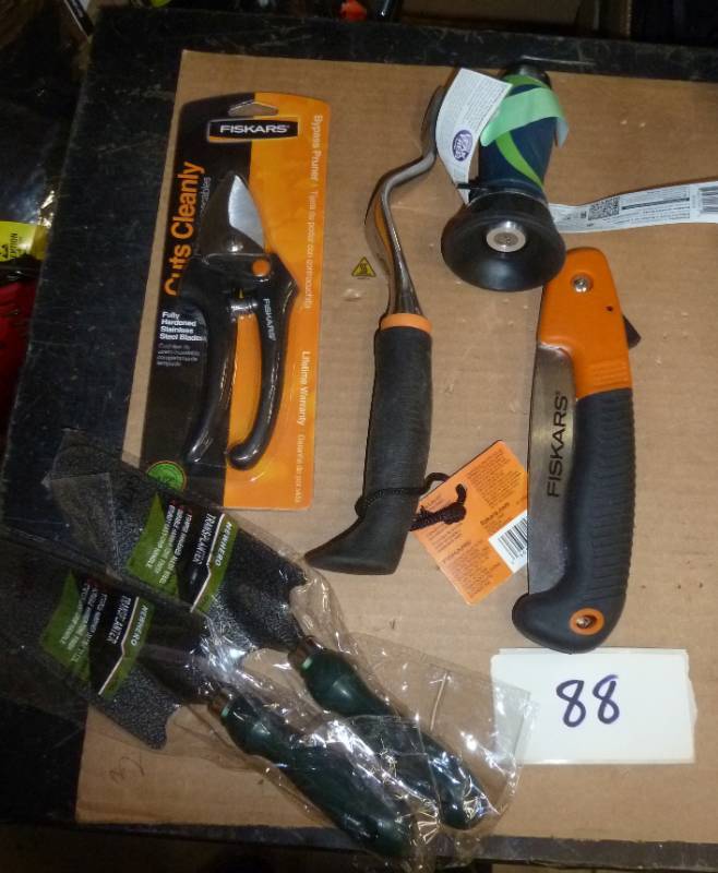 lot 88 image: Garden tool lot, Fiskars pruner, da...
