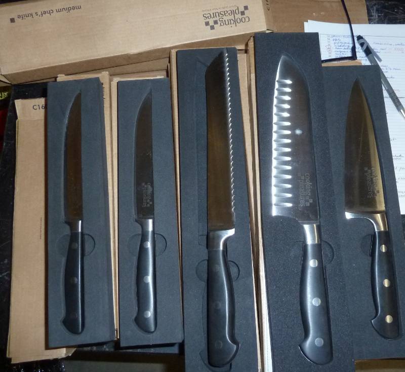 lot 100 image: new kitchen knives,  med chef, sant...