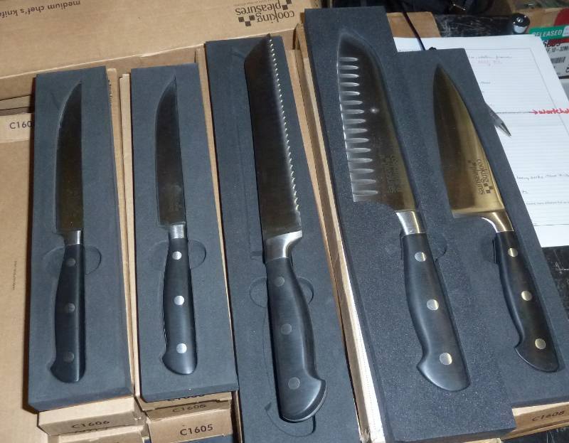 lot 101 image: new kitchen knives,  med chef, sant...