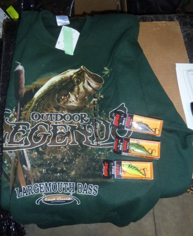 lot 109 image: Mens Large sweatshirt with fish on ...
