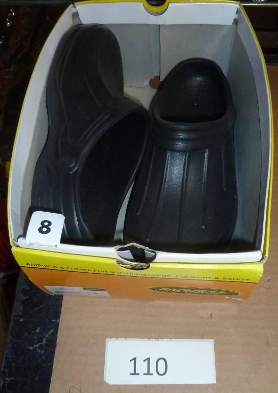 lot 110 image: Mens 8 waterproof clogs ...
