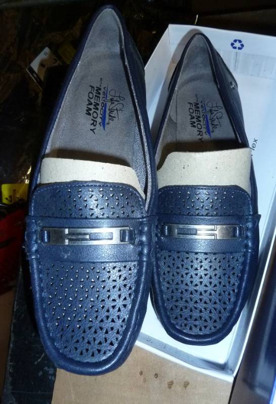 lot 127 image: New womens size 8 Wide dark Navy dr...