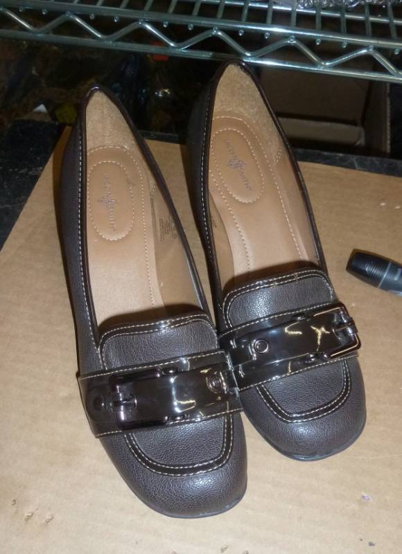 lot 176 image: new womens size 8M shoes...