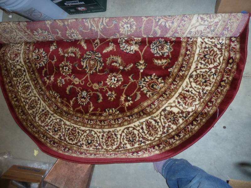 lot 199 image: New Barclay 5.3 ft round rug  100% ...
