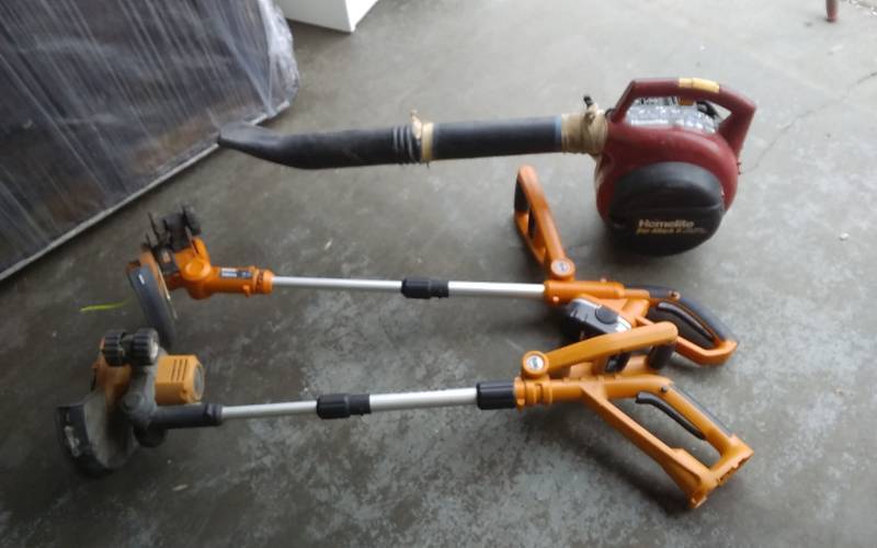 lot 5 image: 2-Worx Trimmers 1-Battery No Charger, 1-Homelite Blower
