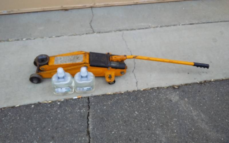 lot 6 image: Hydraulic Jack, 2-Bottles Of Go-Jo