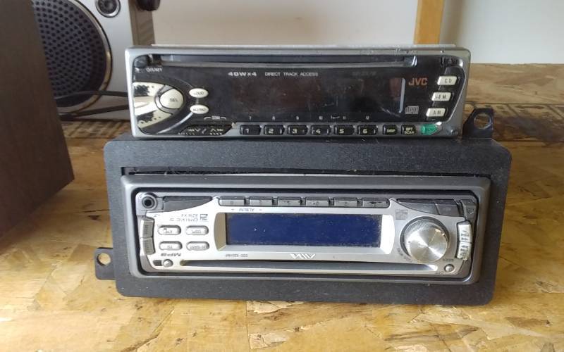 lot 8 image: 2 Car Stereos With CD