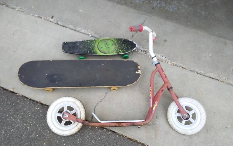 lot 17 image: Scooter & 2- Skateboards