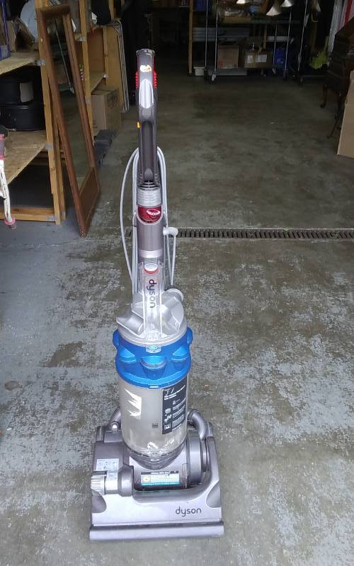 lot 18 image: Dyson Bagless Vacuum Works