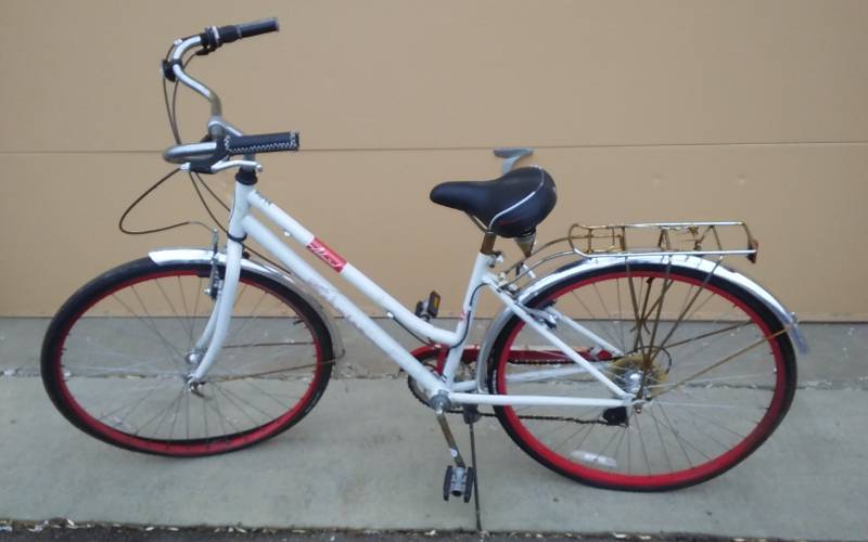 lot 25 image: Schwinn Admiral 28 Inch Has 2 Flats