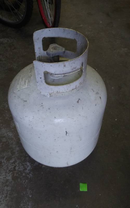 lot 32 image: 20 Lb. Propane Tank